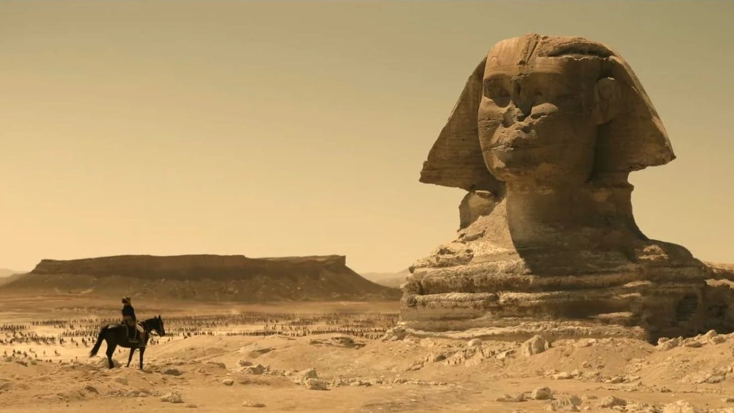 拿破仑站在埃及狮身人面像前