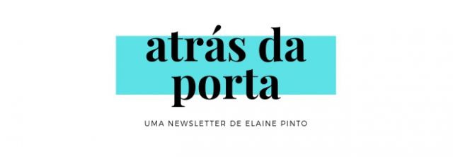 descrição: um retângulo ao fundo com as palavras "atrás da porta" e na linha de baixo está escrito: uma newsletter de Elaine Pinto.