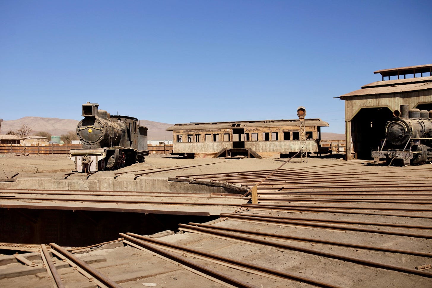 Locomotoras y vagón en la estación de tren abandonada de Baquedano. Foto propia.