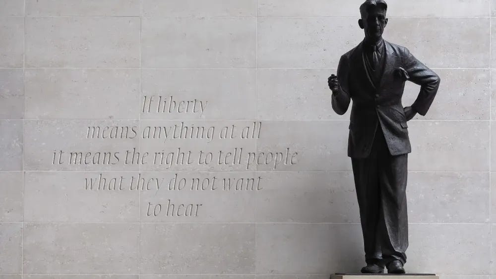 Estátua de Orwell em frente à BBC