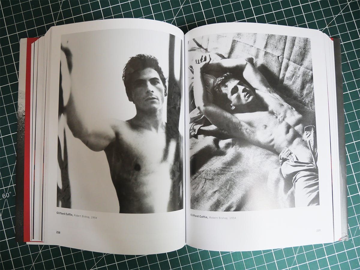 Photos de Clifford Coffin de 1954 représentant Robert Bishop torse nu en noir et blanc, le pantalon ouvert mais laissant libre cours à la suggestion.