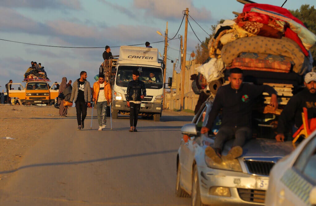 Palestinian families fleeing from the central Gaza Strip to Rafah on January 4, 2024. (Photo: Naaman Omar/APA Images) Palestinian families fleeing from the central Gaza Strip to Rafah on January 4, 2024. (Photo: Naaman Omar/APA Images)