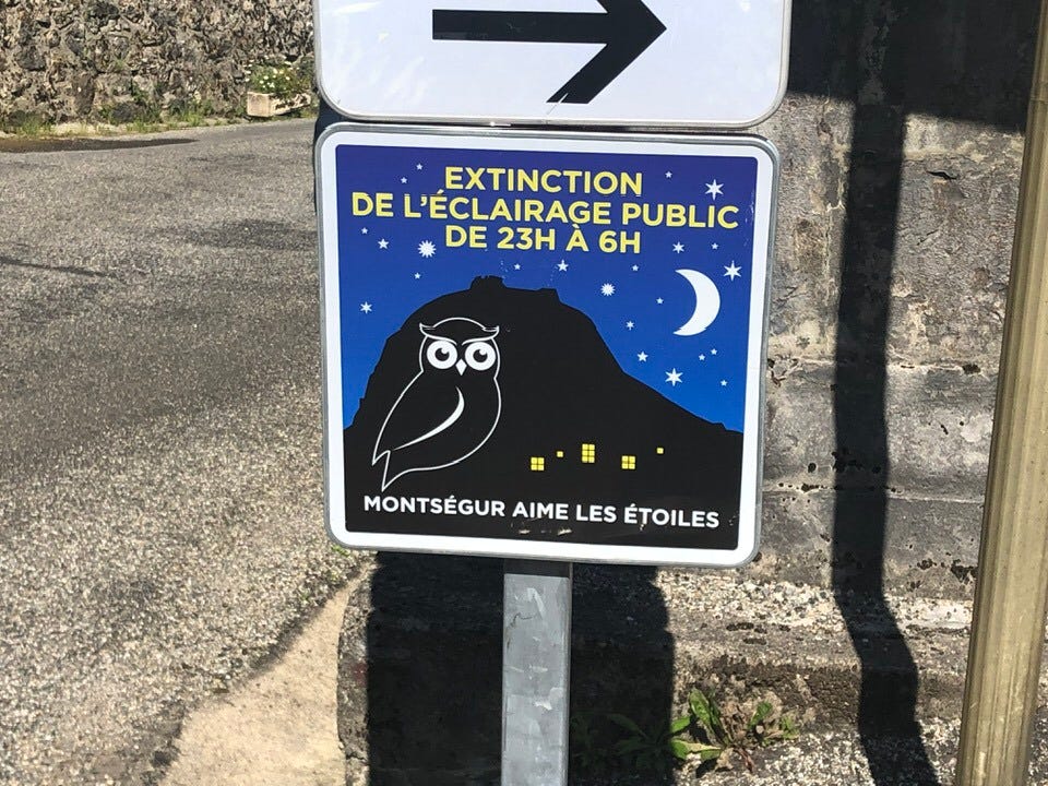 May be an image of owl, vulture and text that says 'EXTINCTION DE L'ECLAIRAGE PUBLIC DE 23H A 6H ) :.::. MONTSÉGUR AIME LES ÉTOILES'