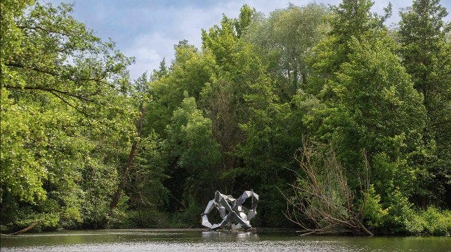 Sculpture moderne sur un lac bordé d'arbres aux hortillonages d'Amiens Sculpture moderne sur un lac bordé d'arbres aux hortillonages d'Amiens