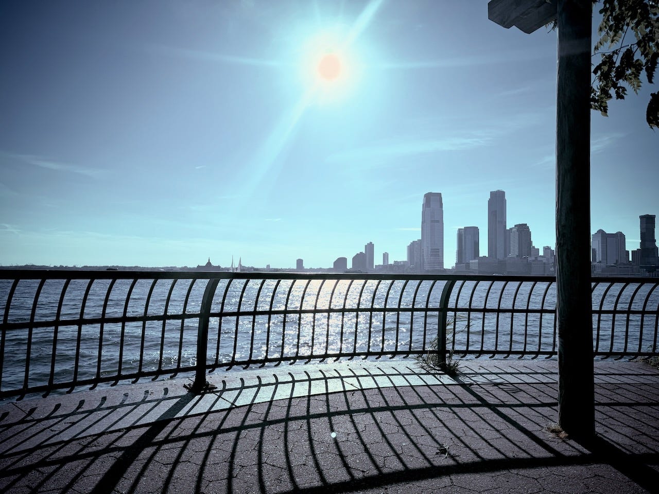 Waiting for the sunset at the Hudson River (Photo: Oliver Bouchard)