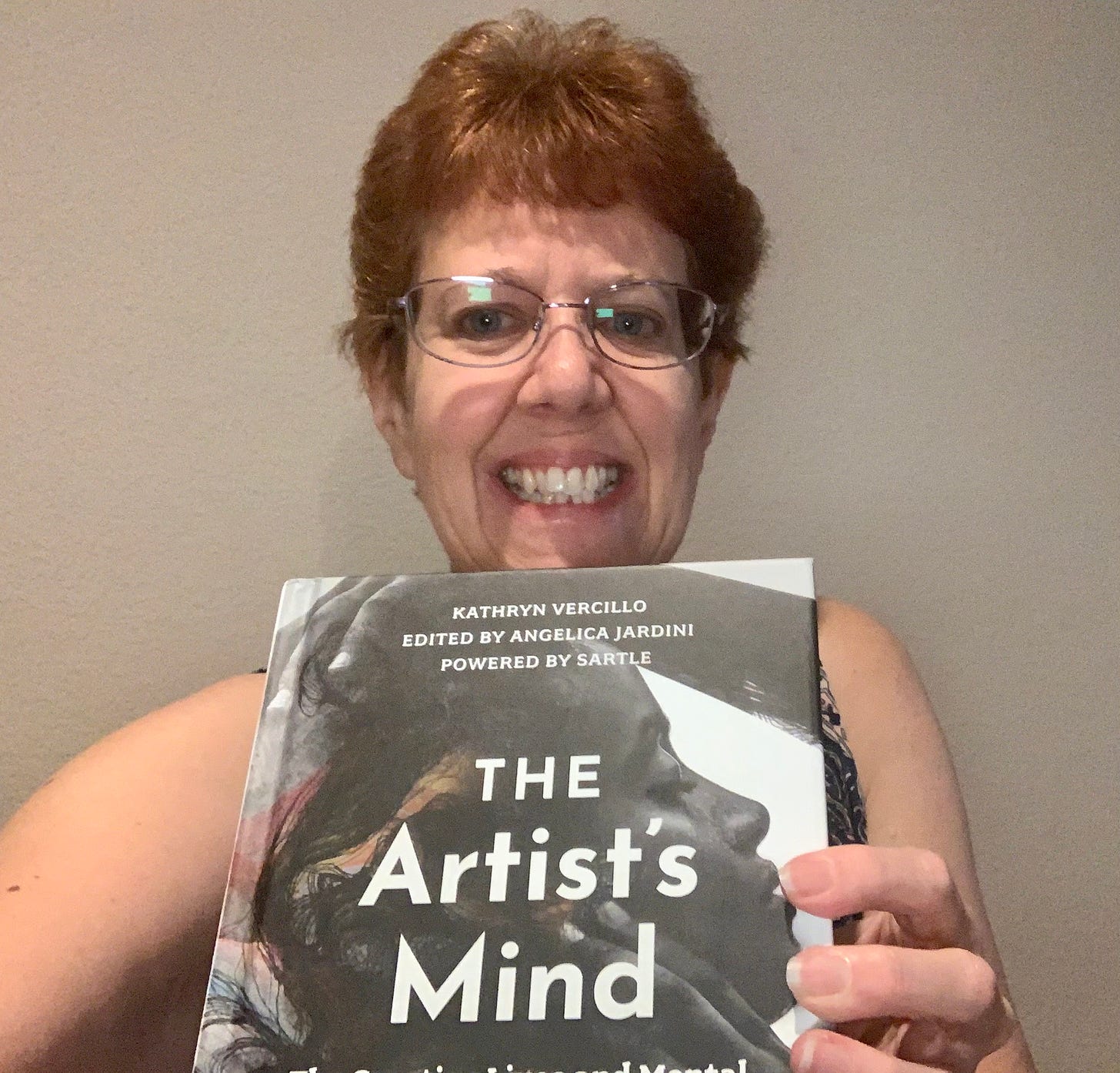Wendi Gordon holding her copy of Kathryn Vercillo's book The Artist's Mind