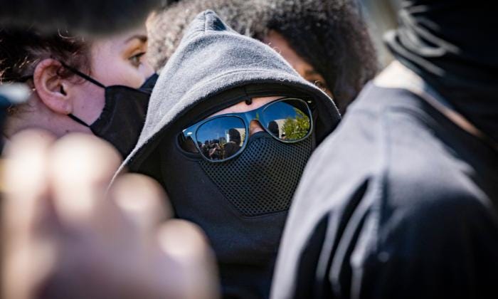 para-demonstran-mengenakan-pakaian-hitam-dan-mengenakan-masker para-demonstran-mengenakan-pakaian-hitam-dan-mengenakan-masker