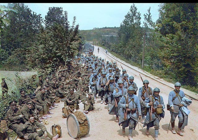r/MilitaryPorn - A column of French soldiers passes by their British allies, WW1. [1080×764]