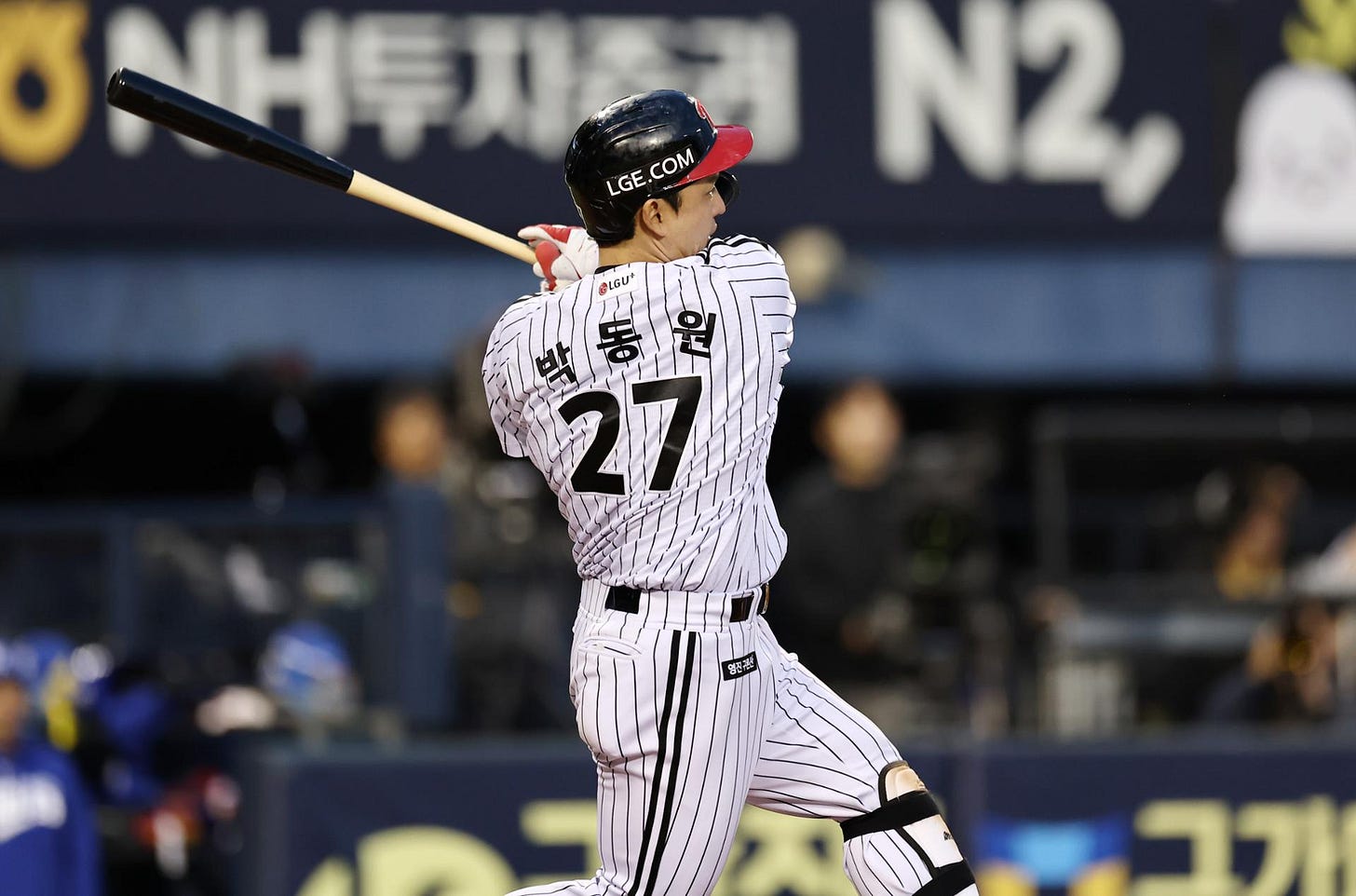 LG Twins’ Park Dong-won hits a home run  during a 2025 KBO League game at Jamsil Baseball Stadium, Wednesday. Yonhap