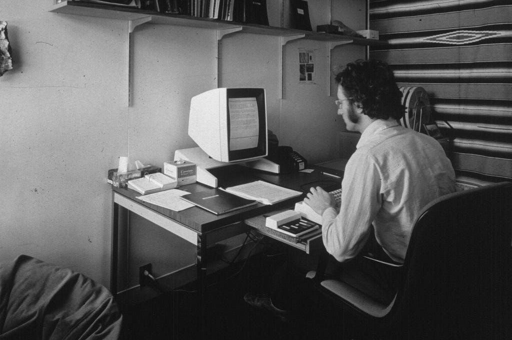 El ingeniero de Xerox PARC, Lawrence Tesler, aparece usando el Xerox Alto.