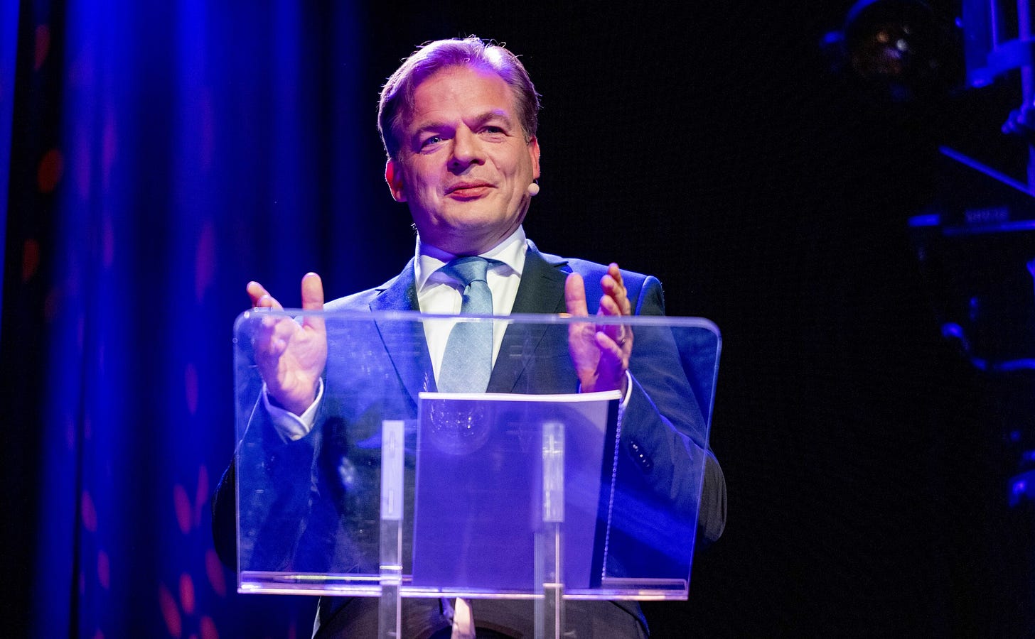 De aanval op Pieter Omtzigt is geopend: 'Uw partijprogramma wordt een  menukaart zonder prijzen' | Het Parool