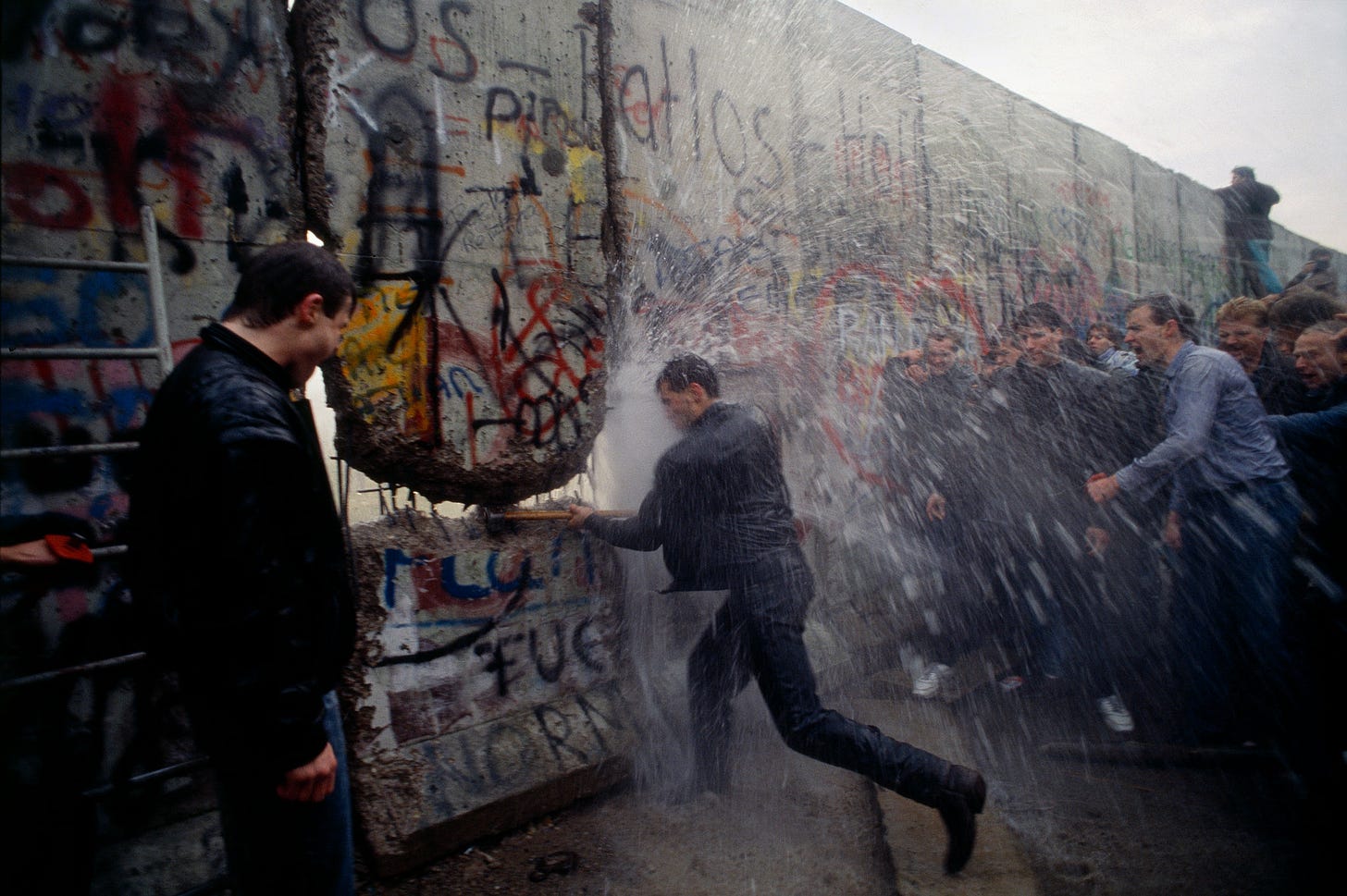 The Fall of the Berlin Wall in Photos: An Accident of History That Changed  The World - The New York Times