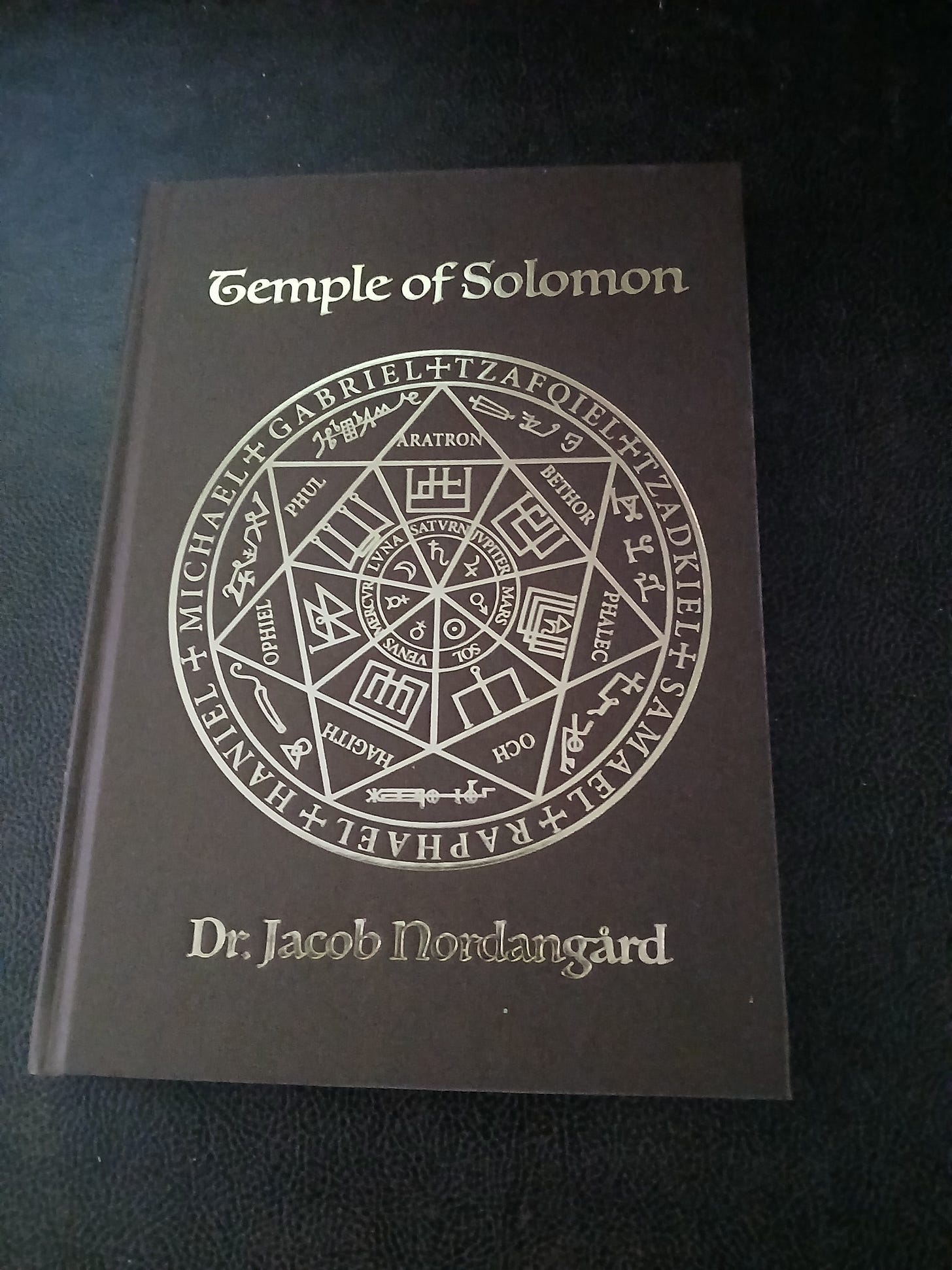 Kan vara en bild av ‎text där det står ”‎Temple TempleofSolomon of ofSolomon + M ARATRON モ G 千1 性 ボモフメン PHUL LVNA SATVRN PITER 巴 B ٦ M 士 OPHIEL nЛOHA من γψχ MARS SANGA 0 l0s PHALEC HHINAHT በከ H/ HO 0+5 海十 y Dr. Dr:JacobNordangard Jacob Nordangard S M‎”‎