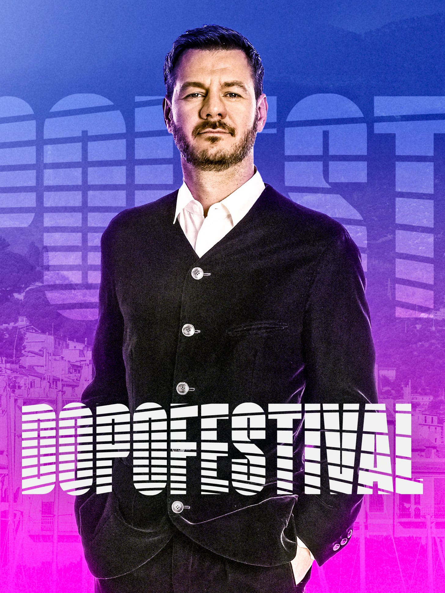 Alessandro Cattelan, noto presentatore, è in posa per promuovere la sua conduzione del DopoFestival. Lo sfondo è viola e blu.