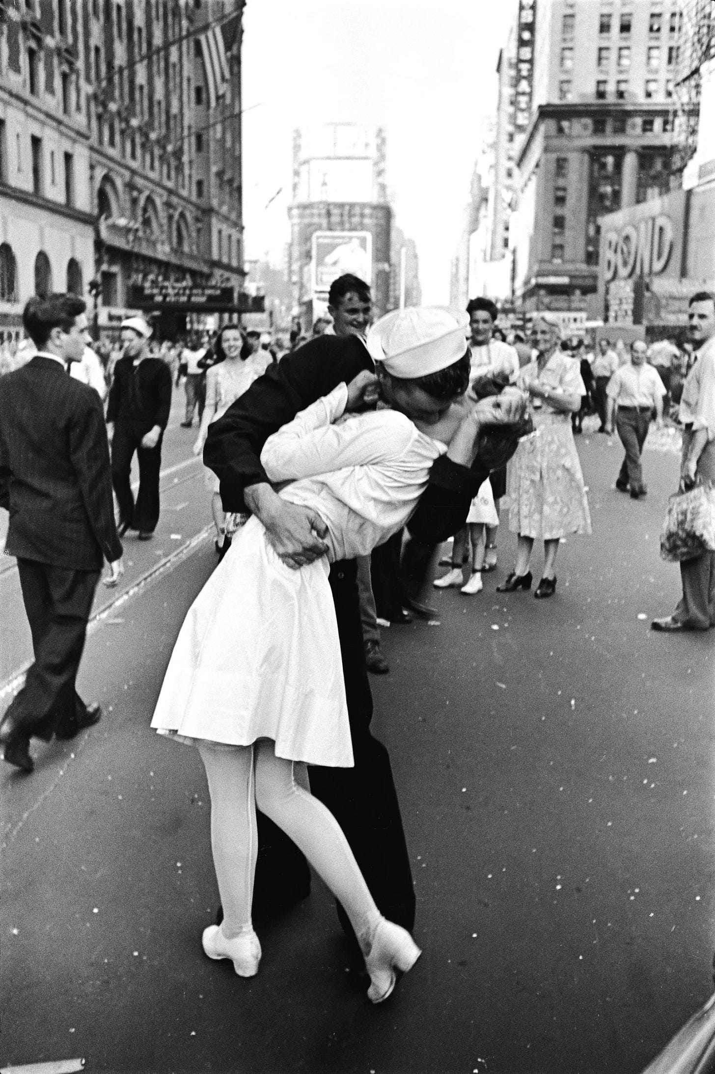 The Woman in the Iconic V-J Day Kiss Photo Died at 92, Here's Her Story |  Smithsonian