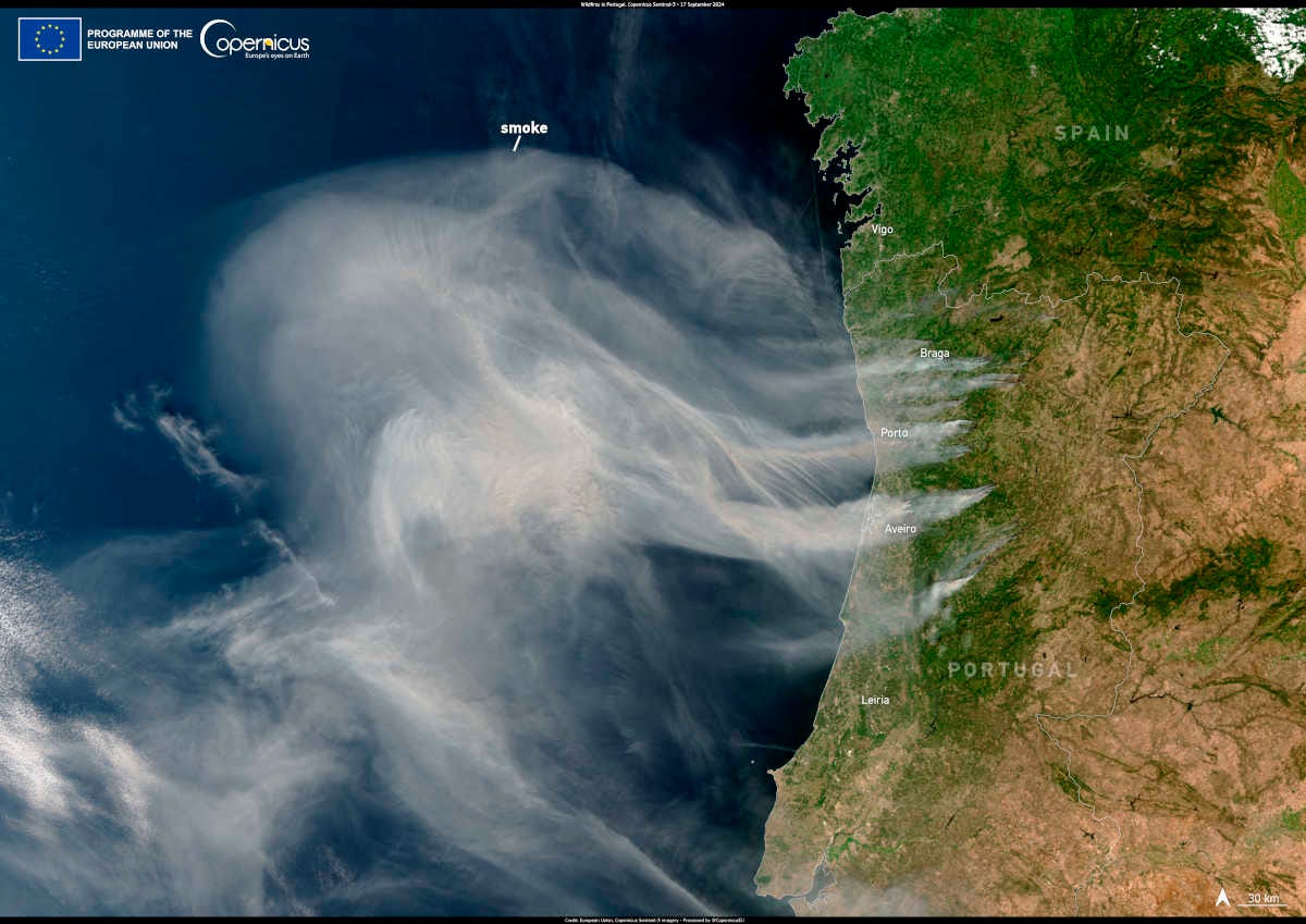 imagen satelital en la que se ve el mapa de Portugal y parte de España lleno de humo de los incendios