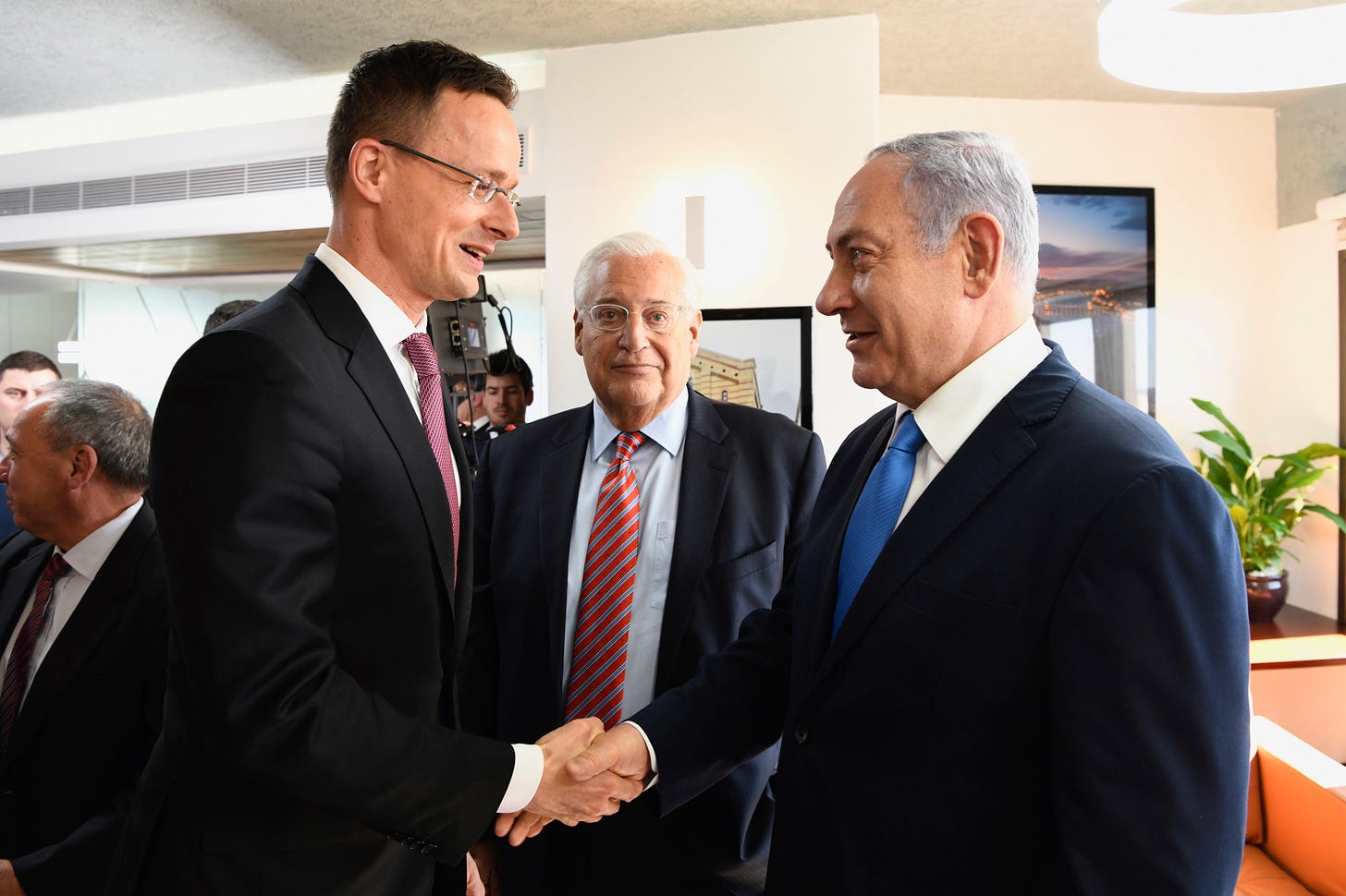 Benjamin Netanjahu izraeli miniszterelnök (j) és Szijjártó Péter külgazdasági és külügyminiszter Magyarország külgazdasági képviseletének megnyitásán Jeruzsálemben 2019. március 19-én.