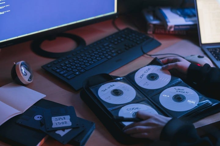 CDs: en algún momento eran la opción para backupear, en la actualidad hay pocos medios para reproducirlos. Foto Pexels