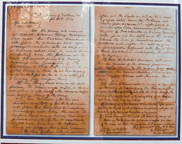 Photography of 2-page handwritten document, preserved under glass. The paper is brownish. There are parts crossed out and overwritten. 