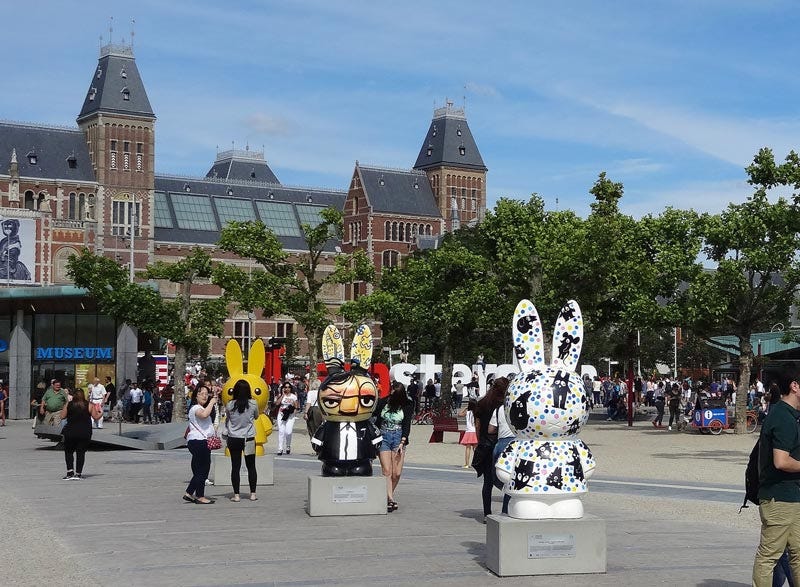 Coelhinha Nijntje na frente do Rijksmuseum 