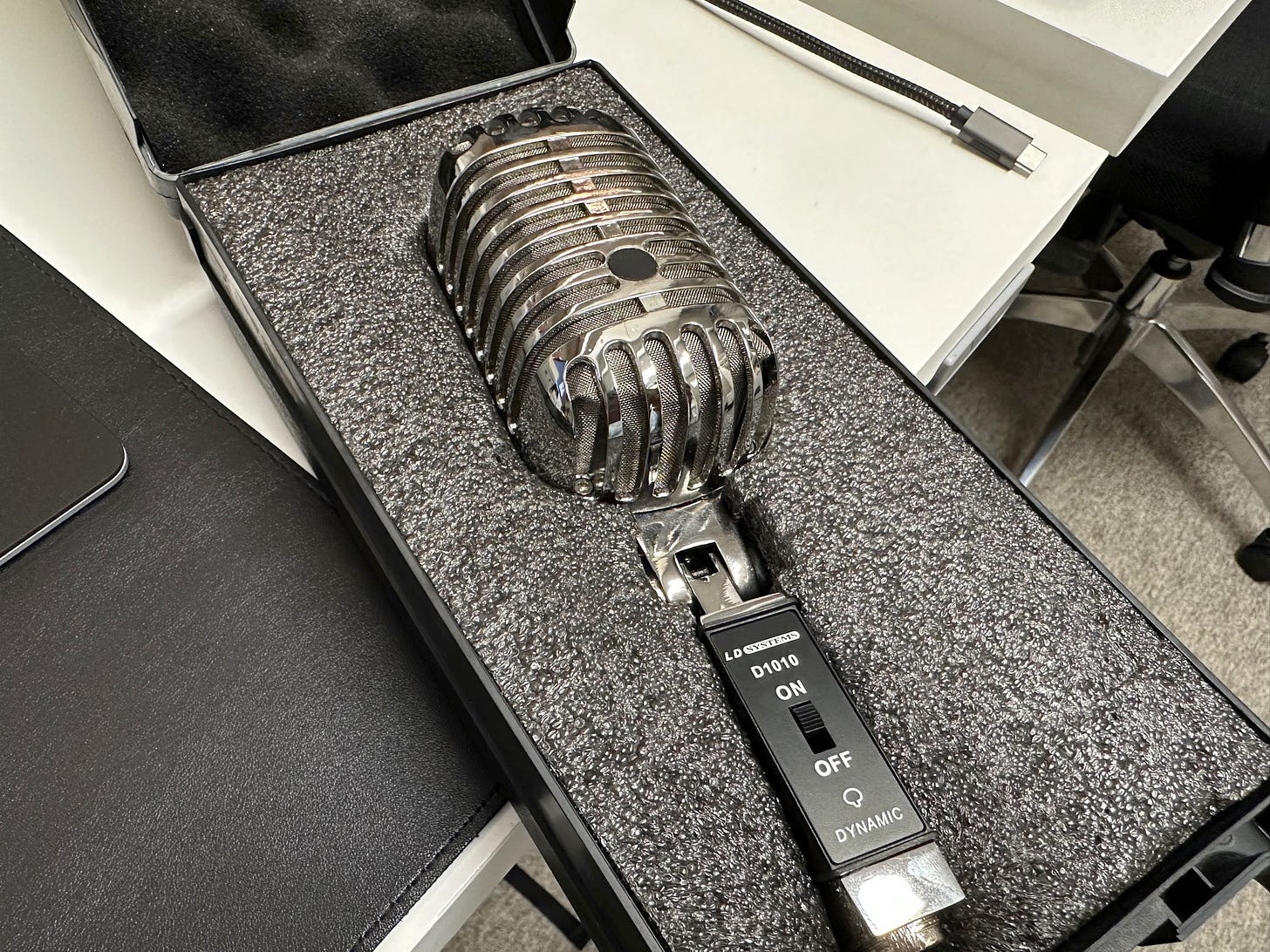 El micrófono que sorteo, que parece un micro de cantante de los años 50