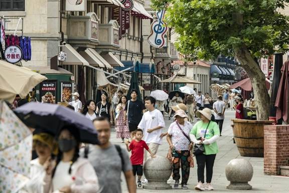 Pedestrians in Yantai, Shandong province, China.&nbsp;