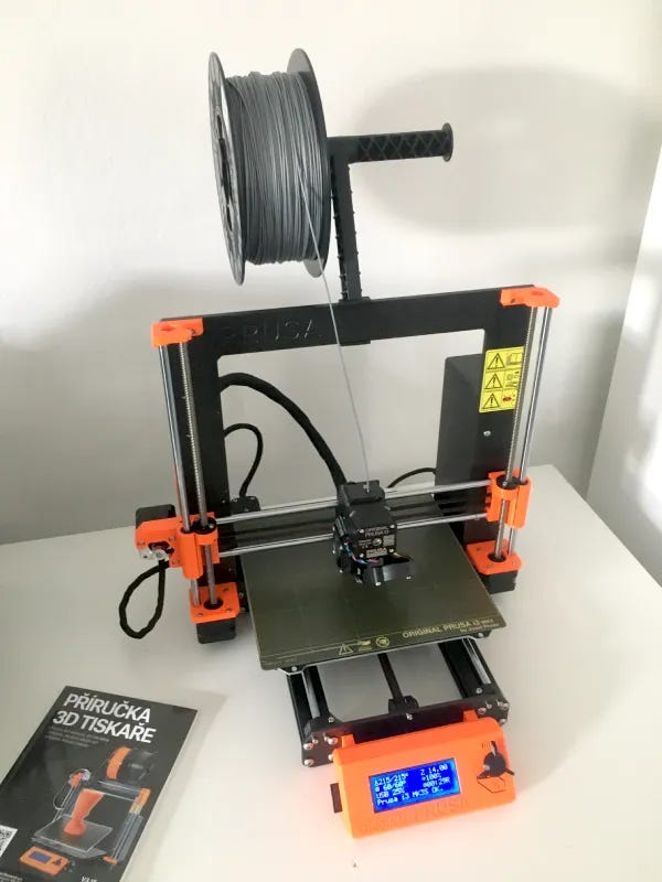 3D tiskárna firmy Průša Research v agentuře Švejda Goldmann.