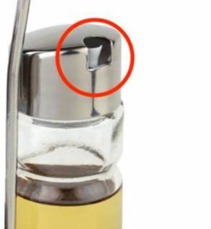 Aceitera clásica de bar tiene el orificio con forma algo convexa para reducir el goteoo