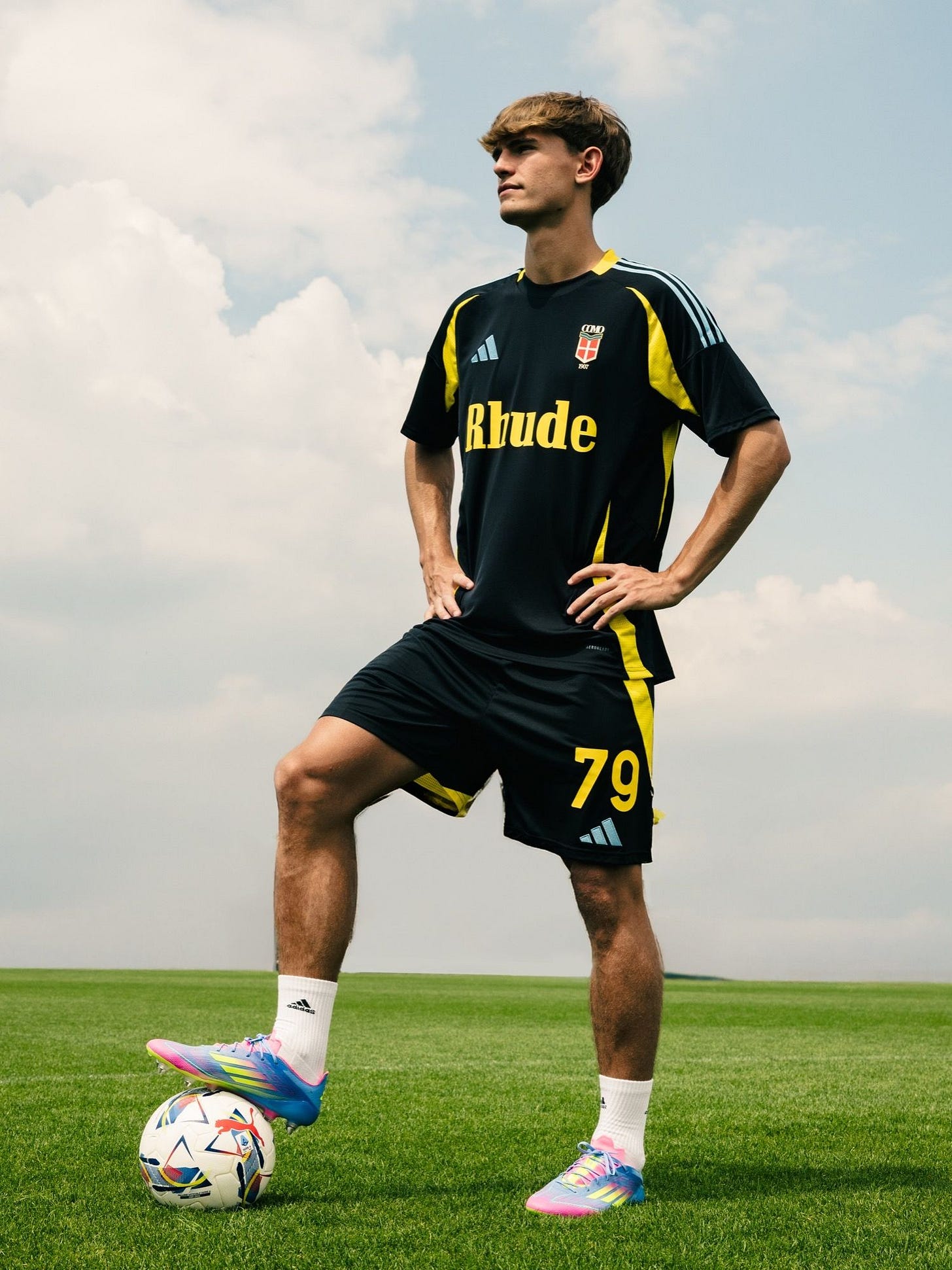 Como's fourth kit for the 2024/25 season