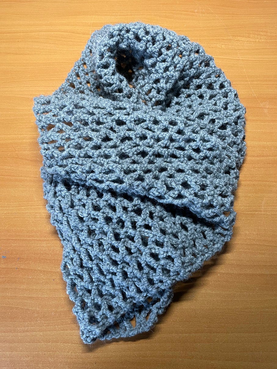 Photo os a crocheted scarf in grey yarn