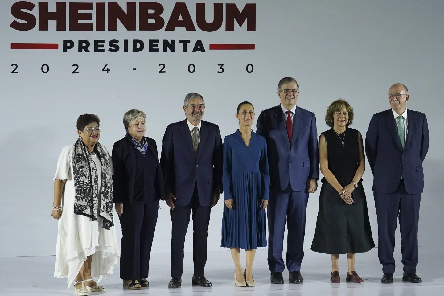 Claudia Sheinbaum poses with her cabinet appointees