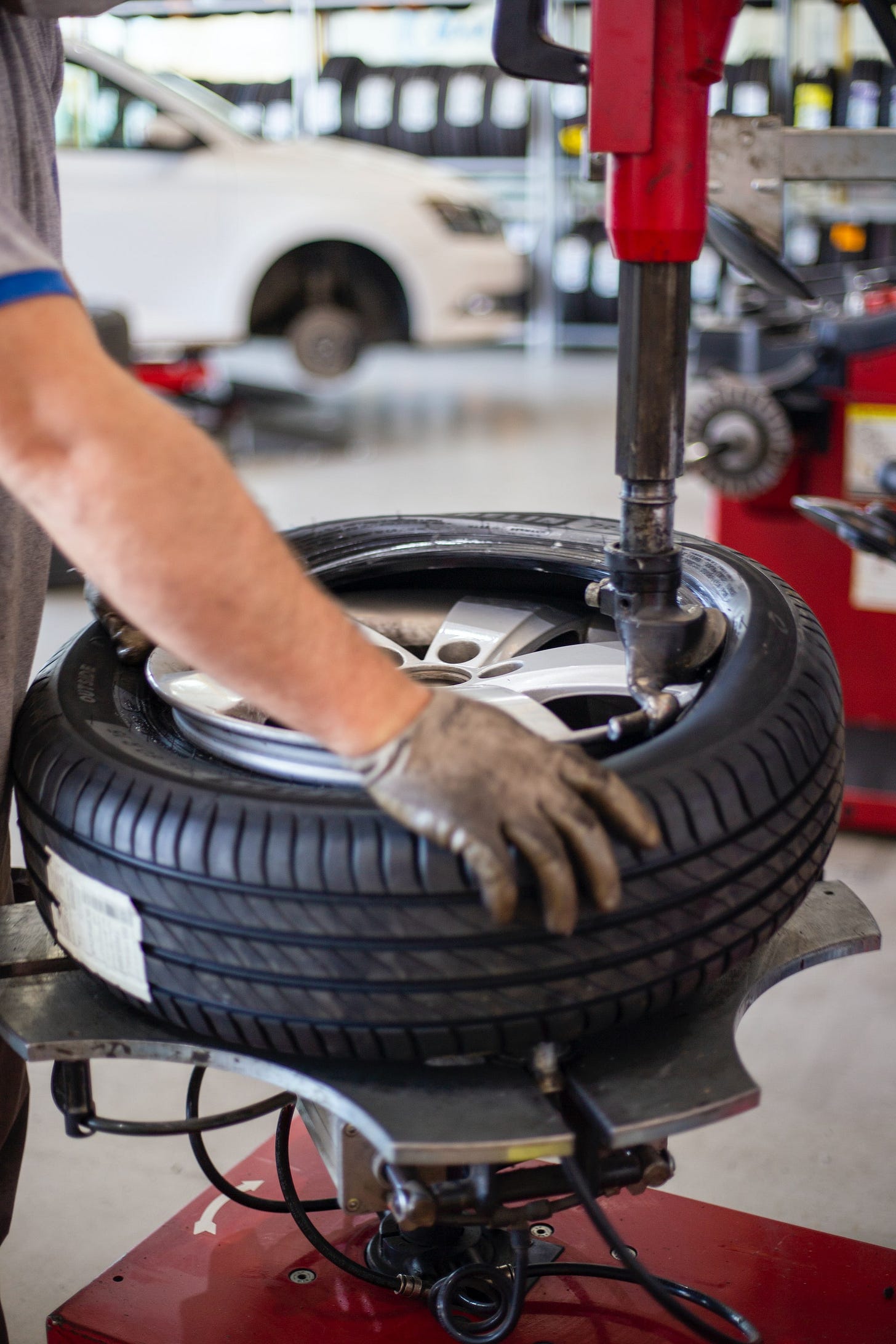 A tire being fitted to a rim. Tubeless tires are more complex when it comes to installation. Replacing them may be time-consuming and may require complex tools. A tire being fitted to a rim. Tubeless tires are more complex when it comes to installation. Replacing them may be time-consuming and may require complex tools.