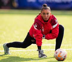 Chloé N'gazi - Don't forget to stretch 🙆🏽‍♀️. | Facebook