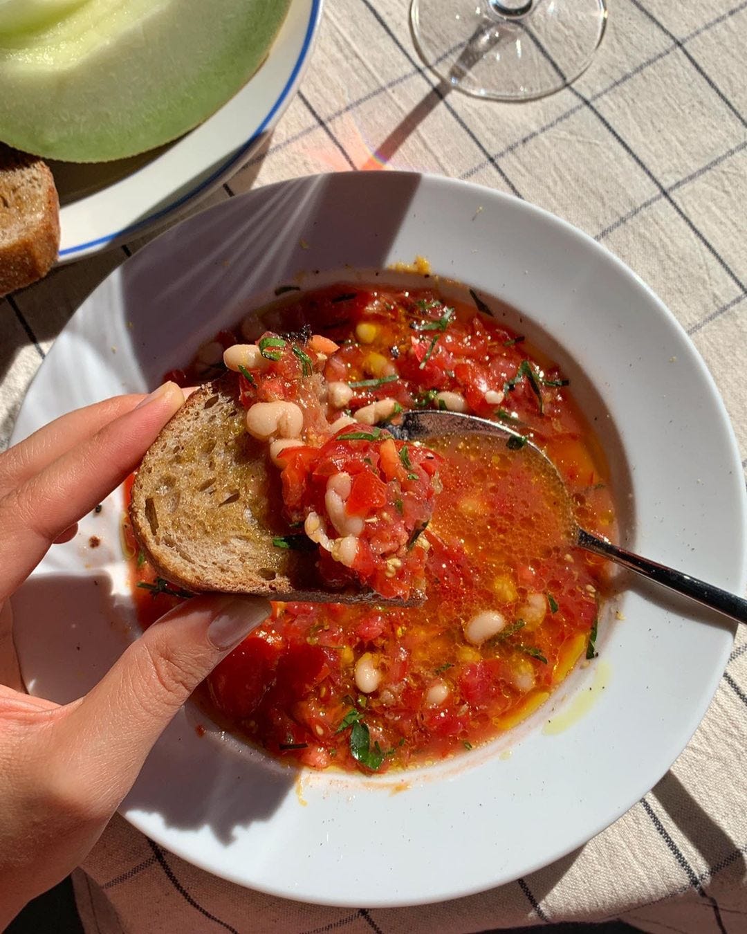 juicy tomatoes with white beans, lemon & fresh parsley 🍋