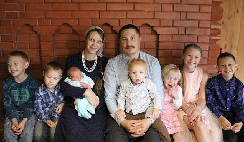 Супруги Алпатовы награждены медалью ордена «Родительская слава» | ГТРК  Саратов