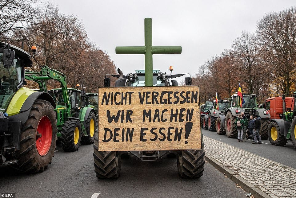 10,000 farmers descend upon Berlin | Daily Mail Online