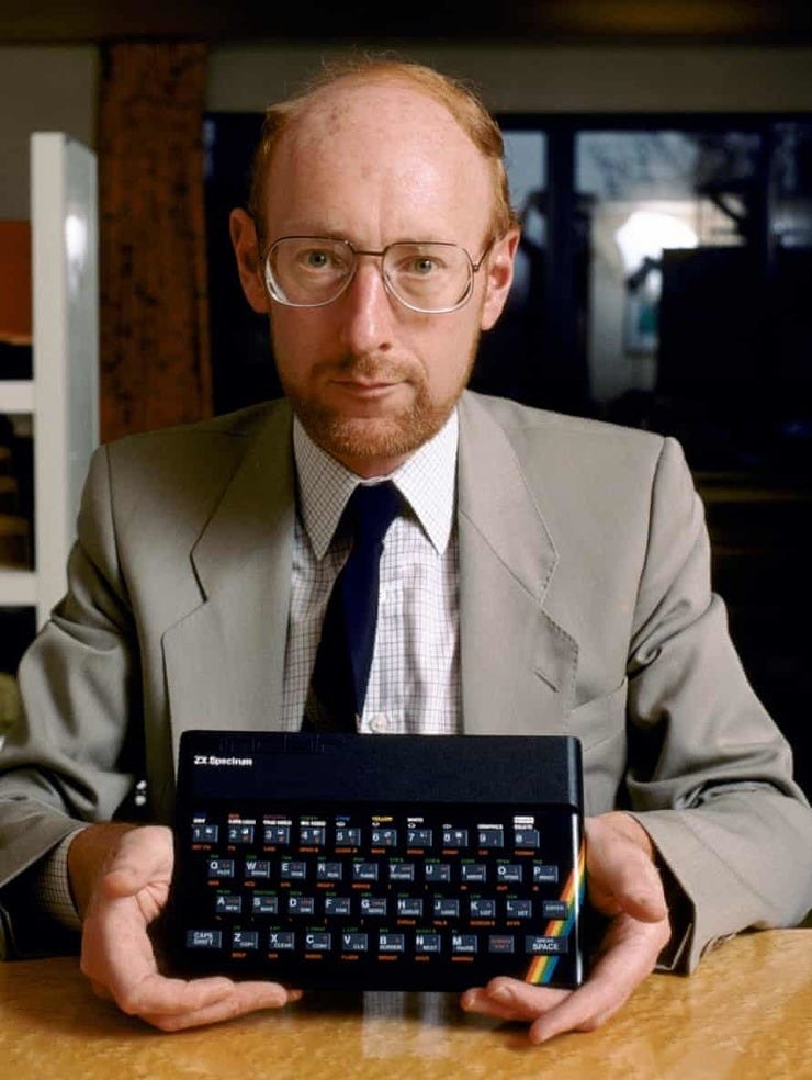 Sir Clive Sinclair'in elinde tuttuğu ZX Spectrum, benim de (Commodore 64 ile birlikte) ilk kodumu yazdığım bilgisayarlardan biri.