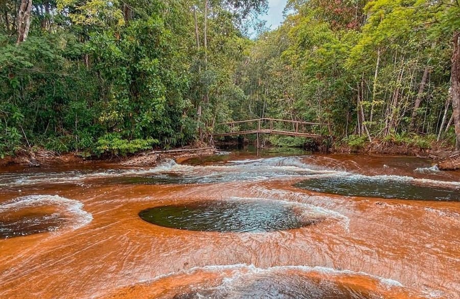 Cachoeira do Mutum: A exótica cachoeira de cor ferrugem com buracos que se  tornam jacuzzis naturais na Amazônia