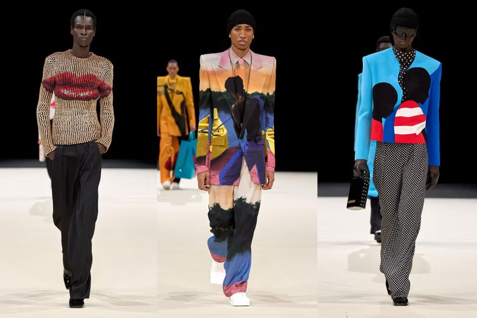 Sfilata Balmain. Il collage di tre modelli che camminano in passerella. Indossano abiti che combinano texture e motivi differenti, con stampe e colori sgargianti