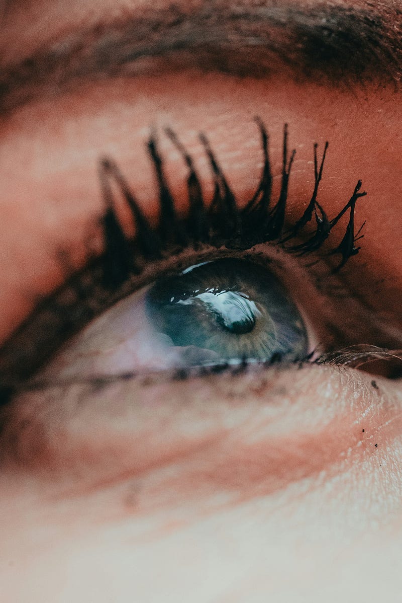 An eye looking up.