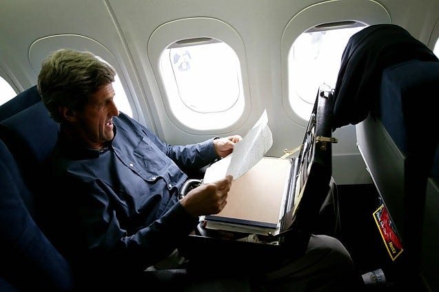 A képmutatás csúcsa: John Kerry amerikai klímamegbízott több szén-dioxid-kibocsátást fogyaszt egyetlen magánrepülőgépen, mint amennyit egy átlagember autója képes kibocsátani egy életen át