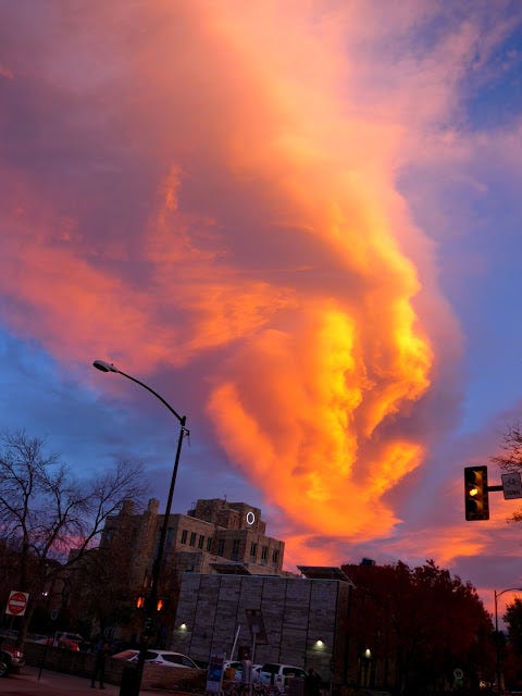 A cloud formation in the sky

Description automatically generated