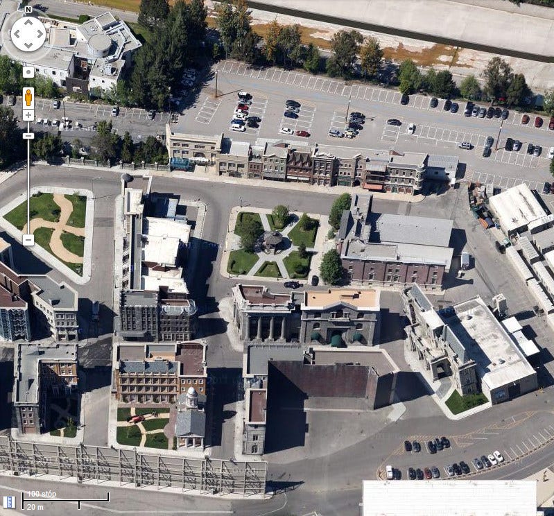 A tak plac i gmach sądu wygląda obecnie - zdjęcie lotnicze z Google Maps wykonane w 2013 roku
