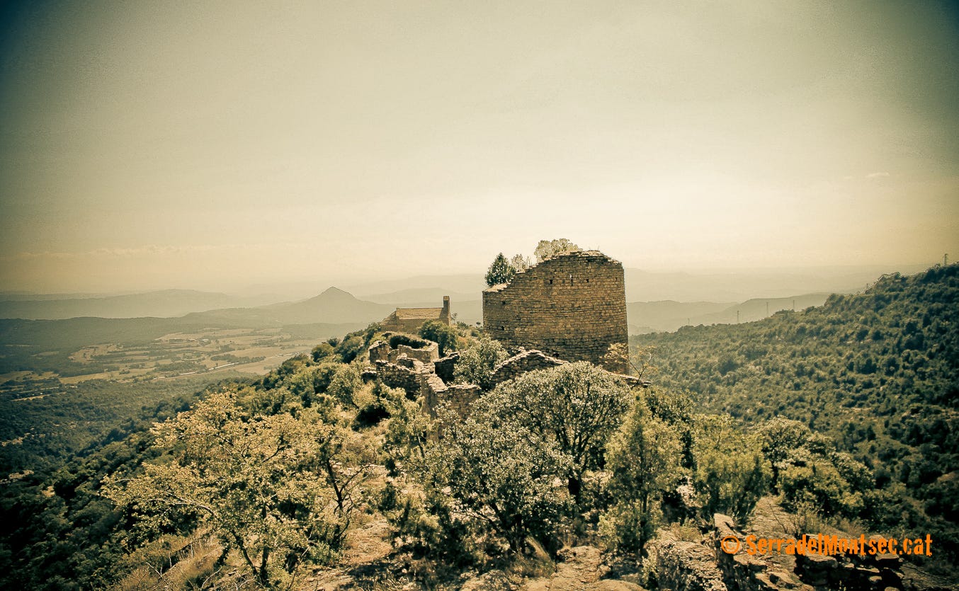 Despoblat de Comiols, Artesa de Segre. Al fons la piràmide de Montmagastre i les planes del Segre Mitjà. Montsec de Rúbies (o de Meià). La Noguera, Lleida. Catalunya.