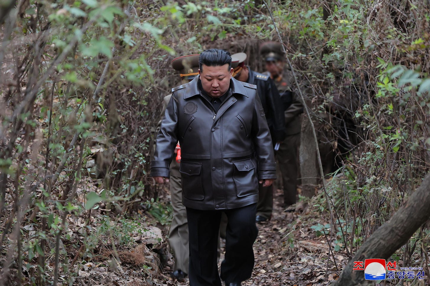 Una foto publicada por la Agencia Central de Noticias de Corea del Norte (KCNA), hace una semana, muestra al líder norcoreano Kim Jong Un inspeccionando las bases de misiles estratégicos, en un lugar no revelado de Corea del Norte.