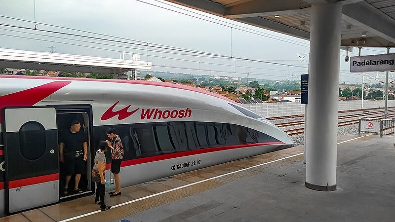 File:Passengers Disembarking Whoosh High-speed Train in Padalarang.jpg