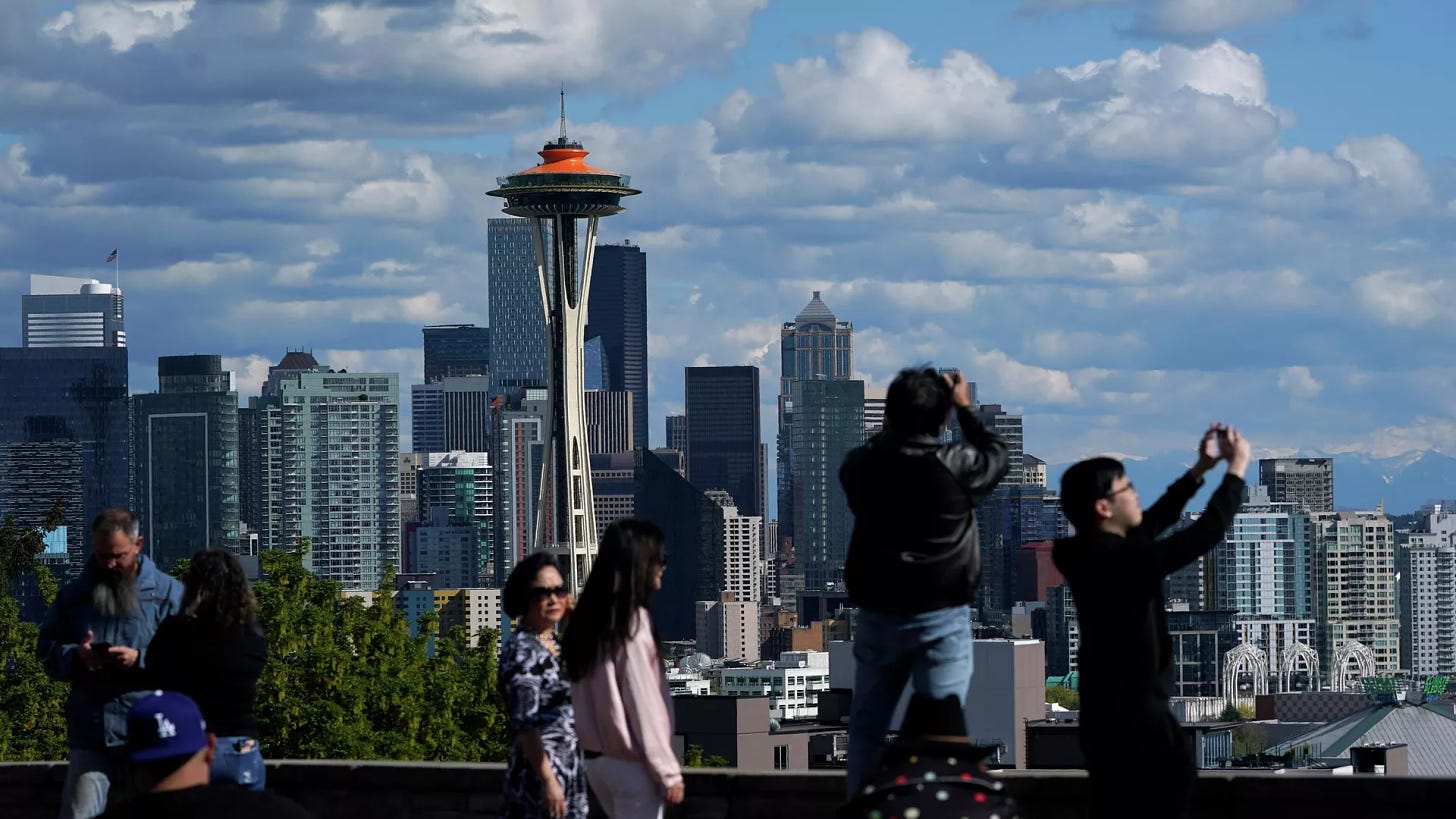 Visitors take in the views of the Space Needle from Kerry Park in Seattle, Tuesday, May 10, 2022.  - Sputnik International, 1920, 21.08.2023