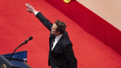Elon Musk hace un gesto parecido al saludo nazi tras la investidura de Donald Trump, en Washington, a 20 de enero de 2025.