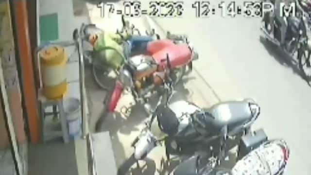 VIDEO चलती बाइक से बेहोश होकर गिरा युवक, 7 सेकंड में हो गई मौत; CCTV फुटेज वायरल