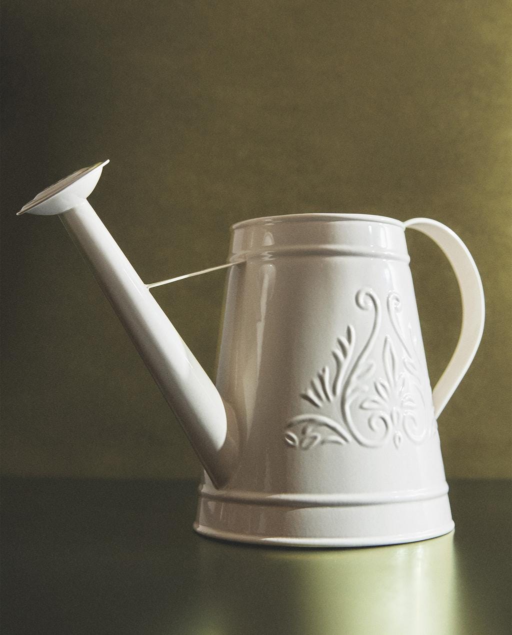 watering can in off-white with raised lacquered design detail